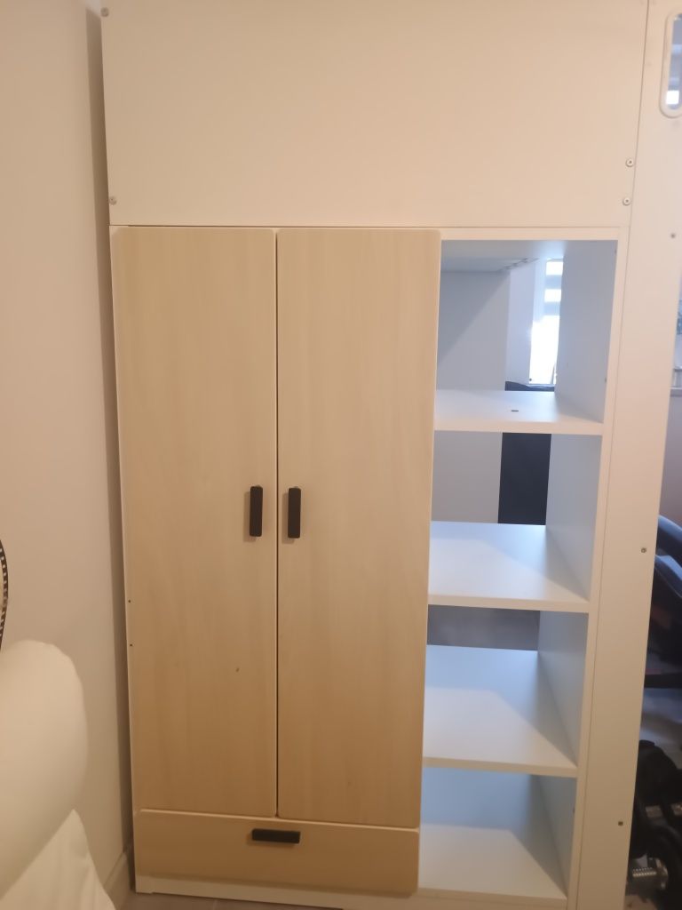 Łóżko piętrowe z biurkiem i szafą Ikea Smastad
