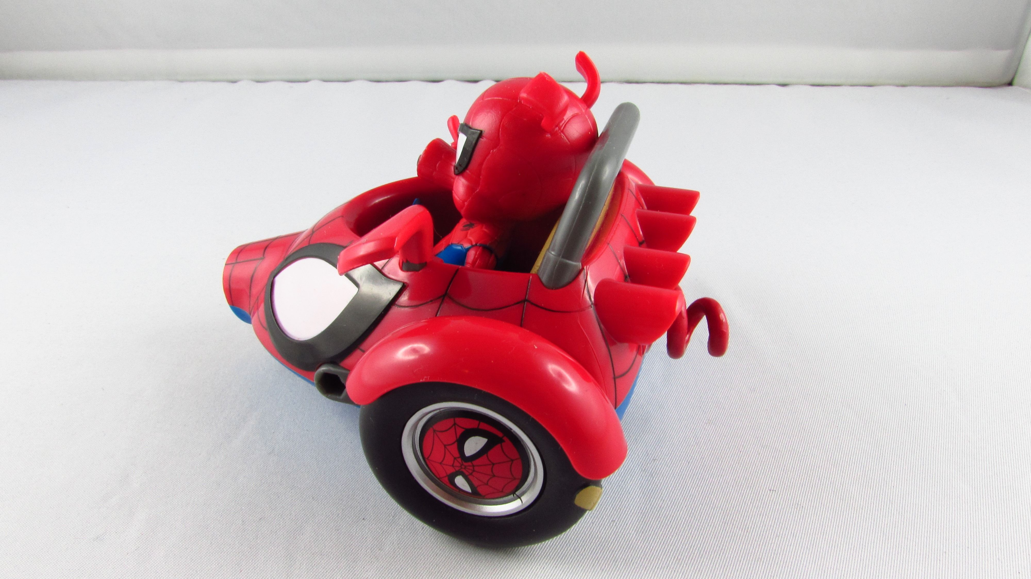 DISNEY STORE - Marvel Toy Box - Spider-Man Spider-Ham Figurka + Pojazd