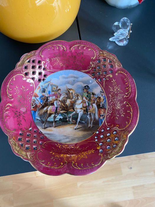 Stary talerz porcelanowy z motywem wojsk napoleońskich, złocenia