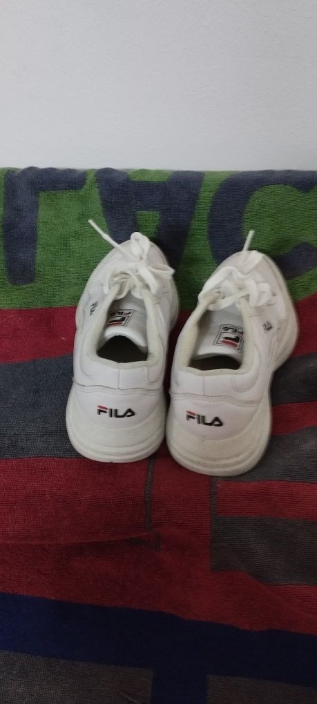 Sapatilhas brancas com cordões. Muito práticas para desporto