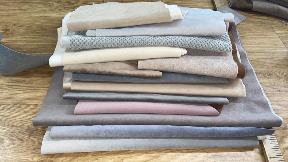 Куски  і відрізки різної тканини меблевої