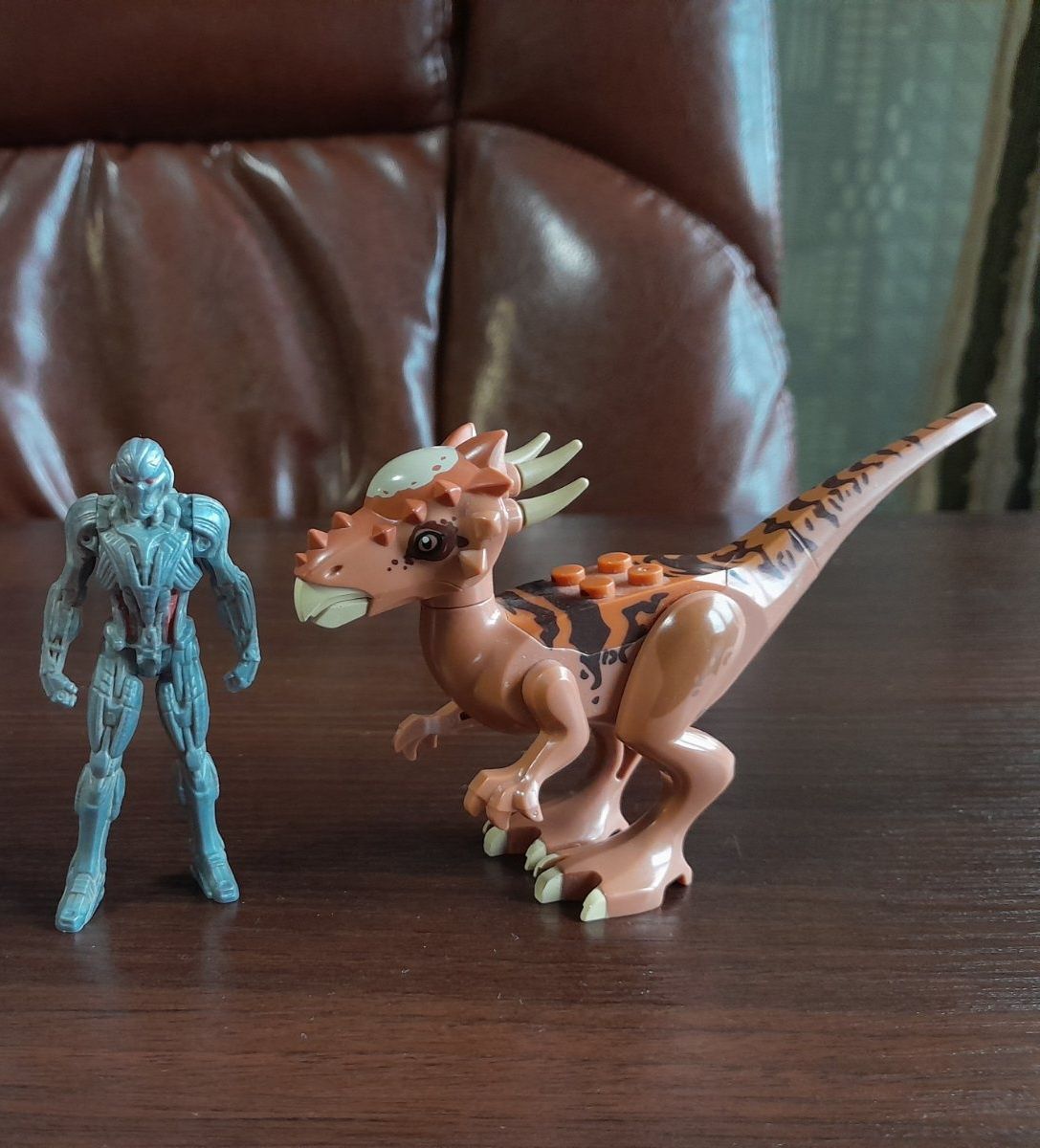 Игрушки Мегатрон и Динозавр