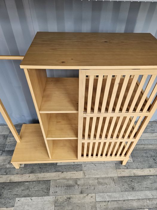 Otwarty regał garderoba przedpokój