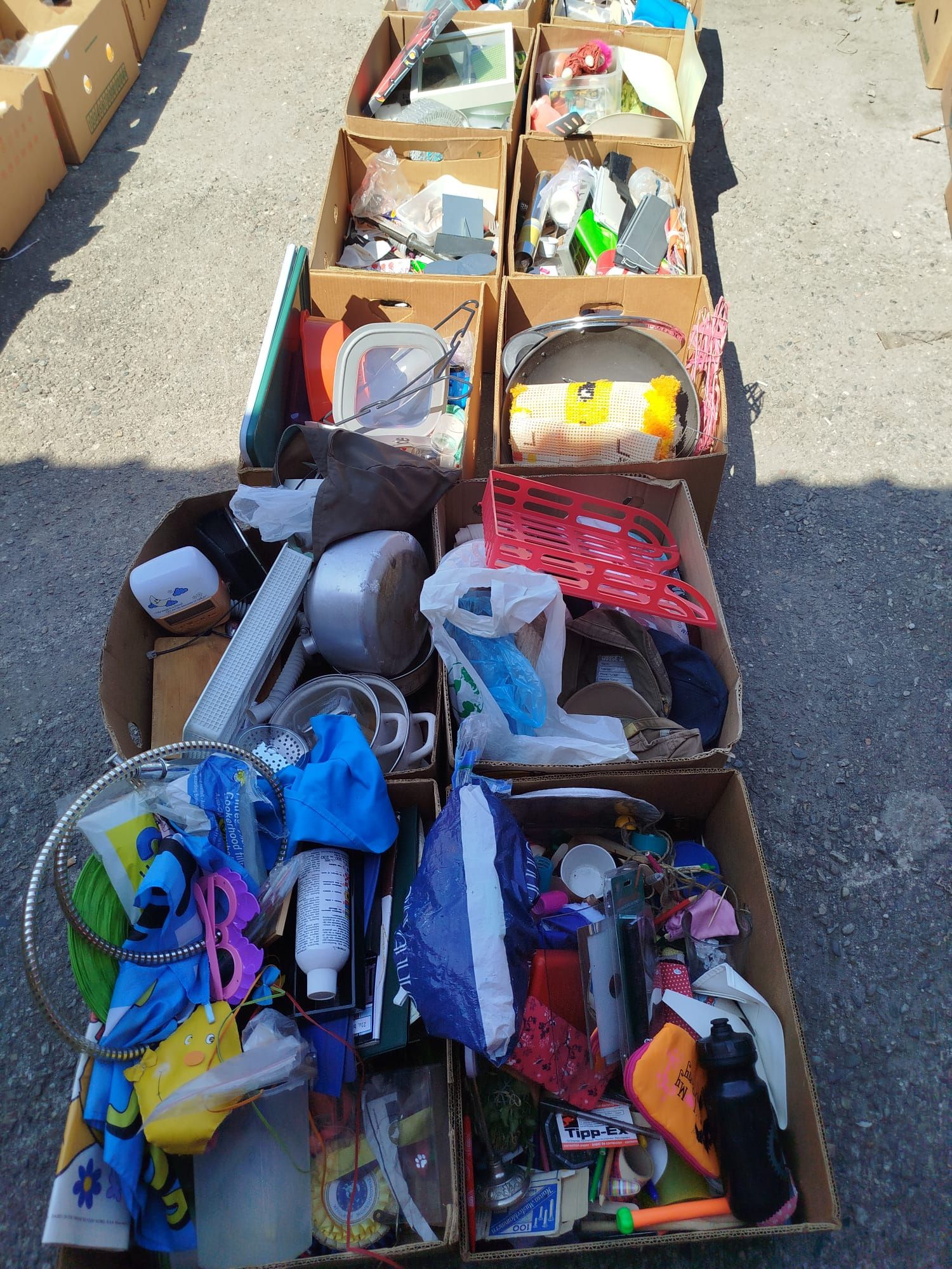 Towar na giełdę, bazar, stragan. Kartony o bananach