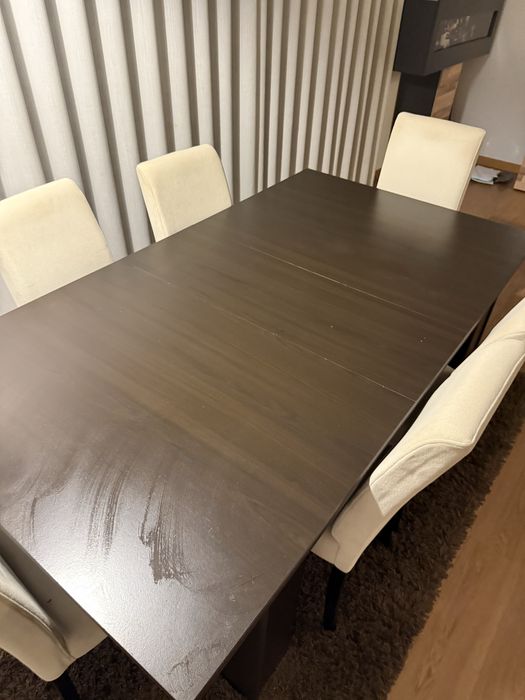 Vende-se mesa de madeira e seis cadeiras