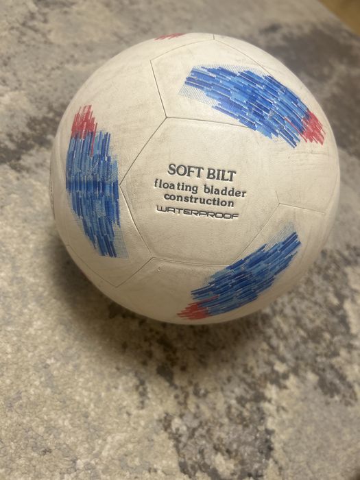 Футбольний мʼяч.