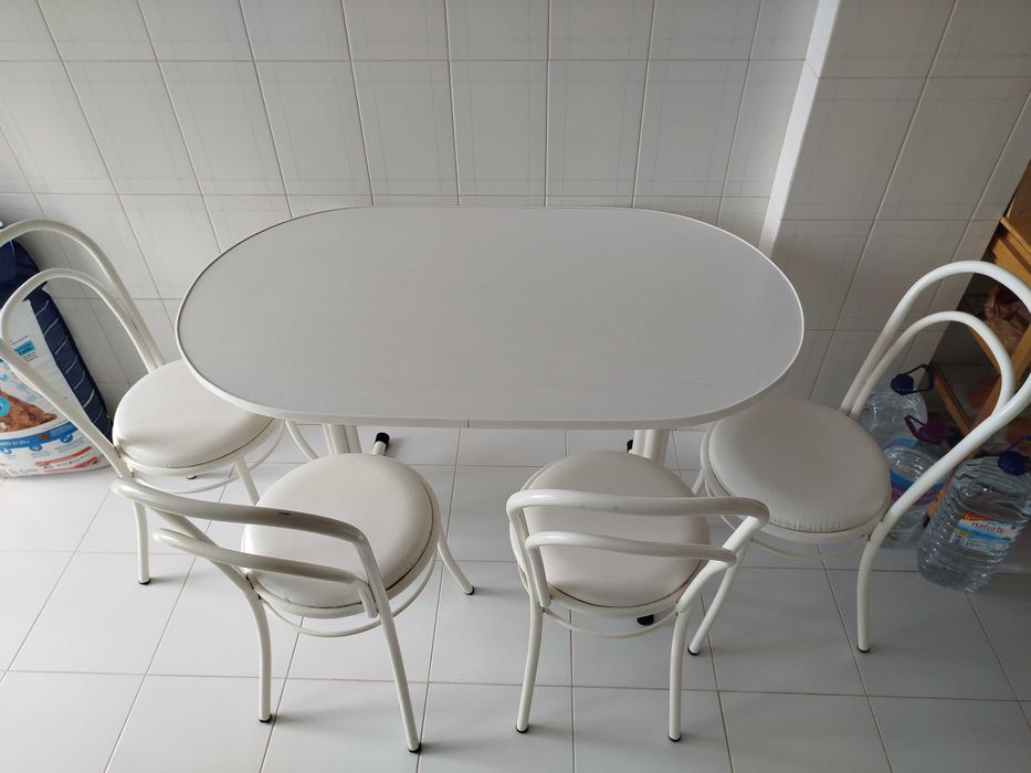 Conjunto mesa e cadeiras de cozinha