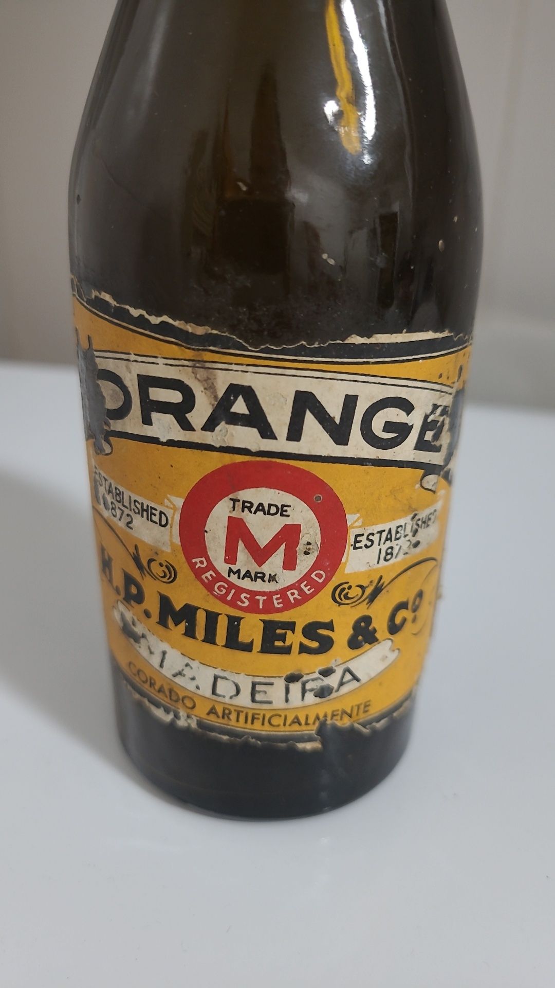 Antiga garrafa de vidro c/rótulo papel e gravada alto relevo na base