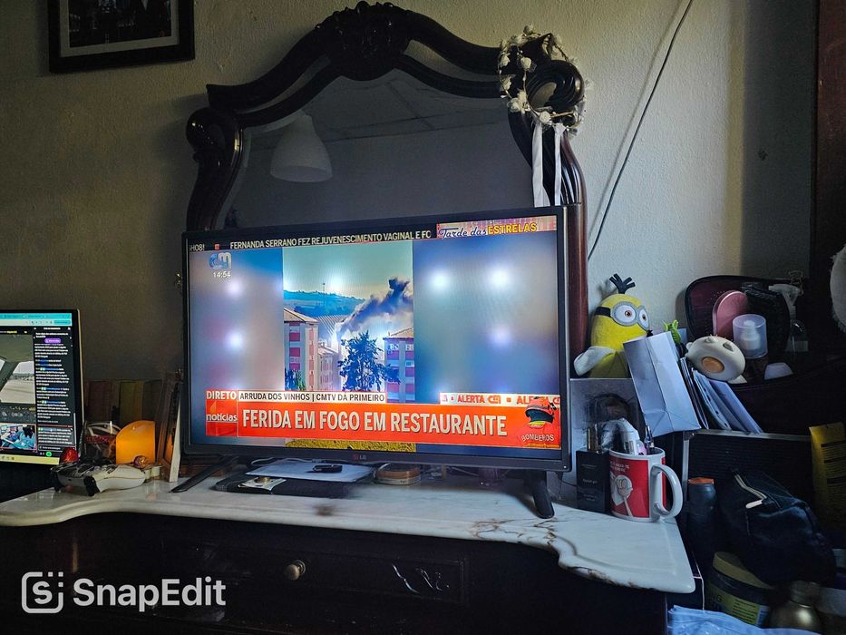 Cómoda com espelho e pedra mármore