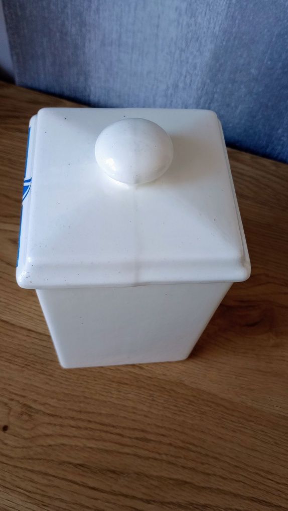 Stary porcelanowy pojemnik na kawę