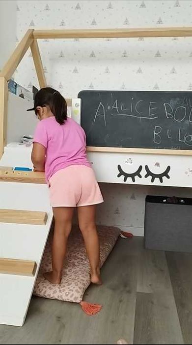 Cama casinha com escorrega e quadro de giz + colchão