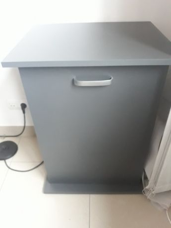 Sprzedam szafkę np. pod drukarkę -zamykana ,używana, bez zniszczeń