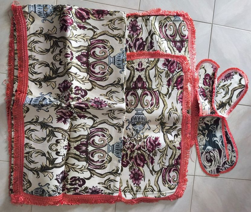 Colcha com franja e naperons de quarto antiga