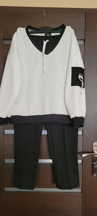 Włoski komplet dresowy czarno biały, elegancki i sportowy