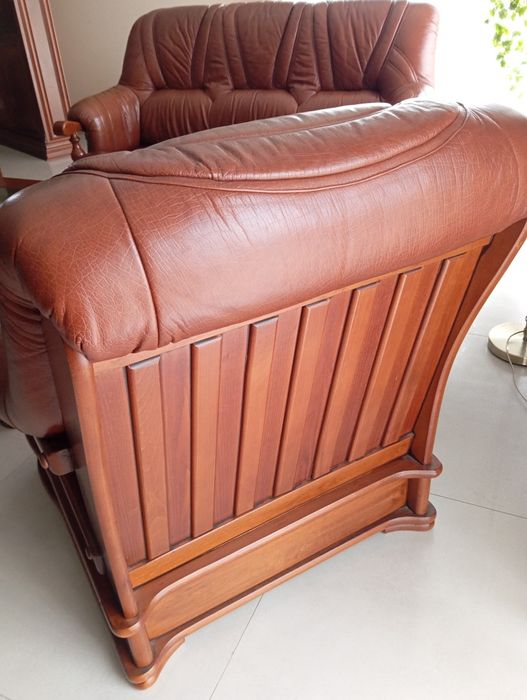 Conjunto de sofá e dois cadeirões em pele