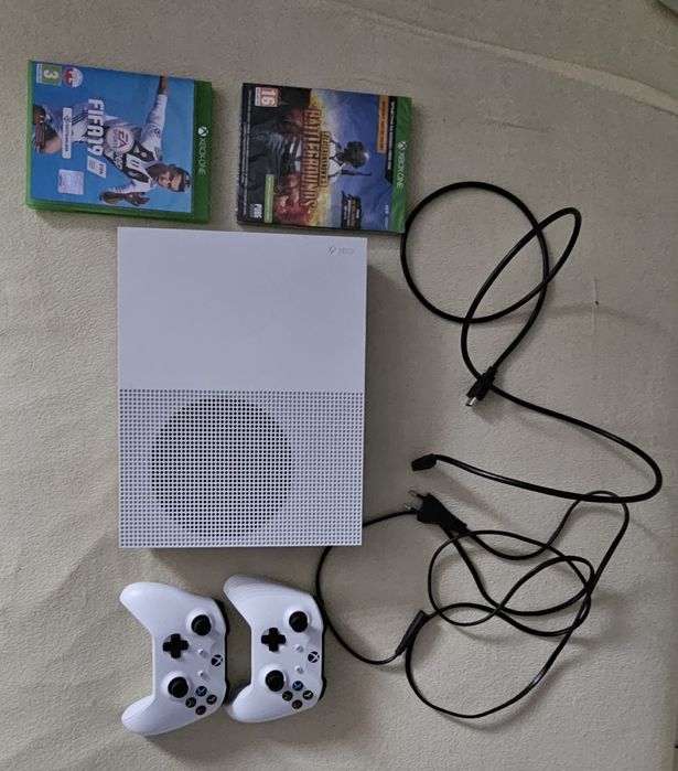 Xbox one S + 2 pady + 2 gry, w bardzo dobrym stanie, używana
