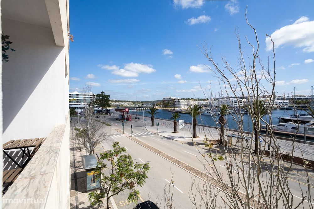 Descubra o Seu Refúgio Minimalista: Apartamento para Renovar em Zona T