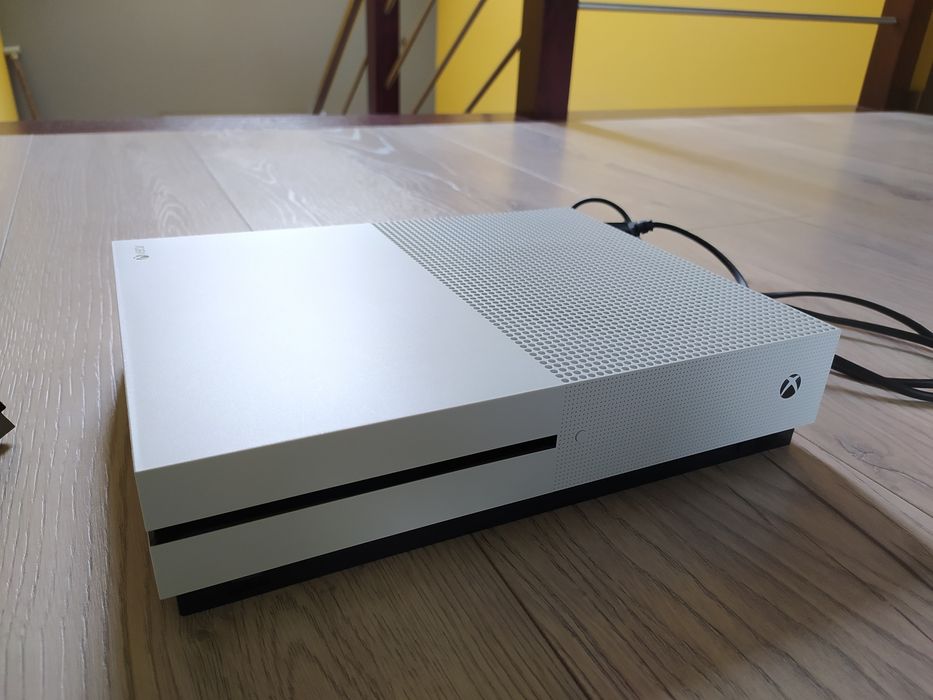Xbox One S 1TB z napędem JAK NOWY 4K Komplet Gry Fortnite PES 2025