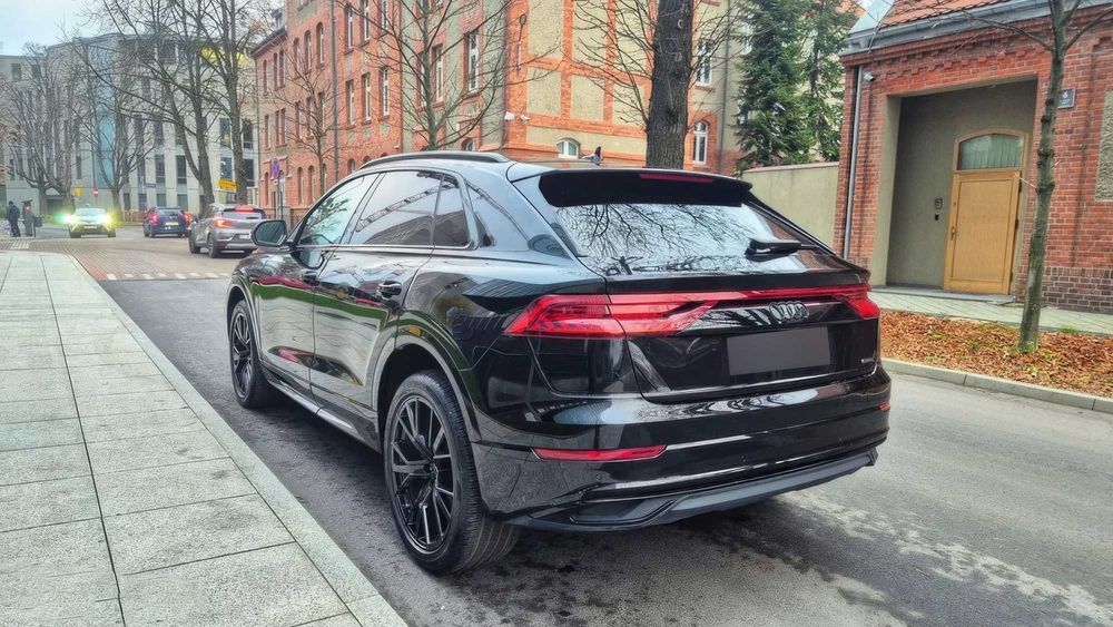 Audi Q8      2023