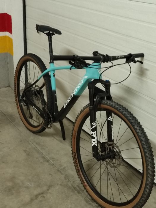 899€
Berria bravo carbon 29 
Tamanho M
Transmissão 1x12 x01
Travões Sh