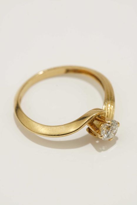 Złoty pierścionek z brylantem 0.23 ct