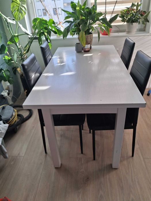 Stół z 4 krzesłami – komplet do jadalni