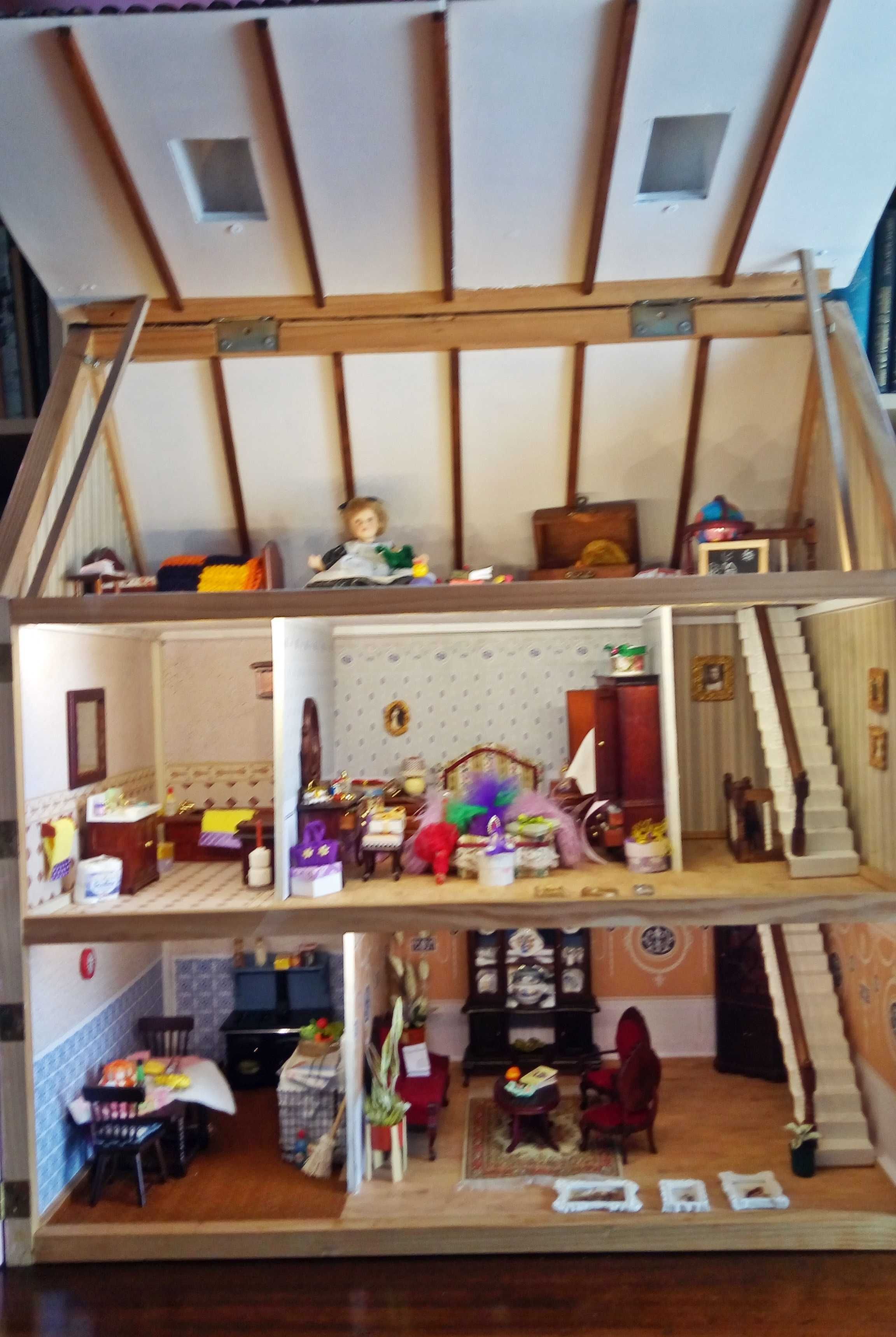 Casa de bonecas em madeira toda mobilada
