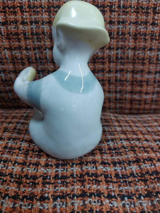 Статуэтка мальчик с пирамидой