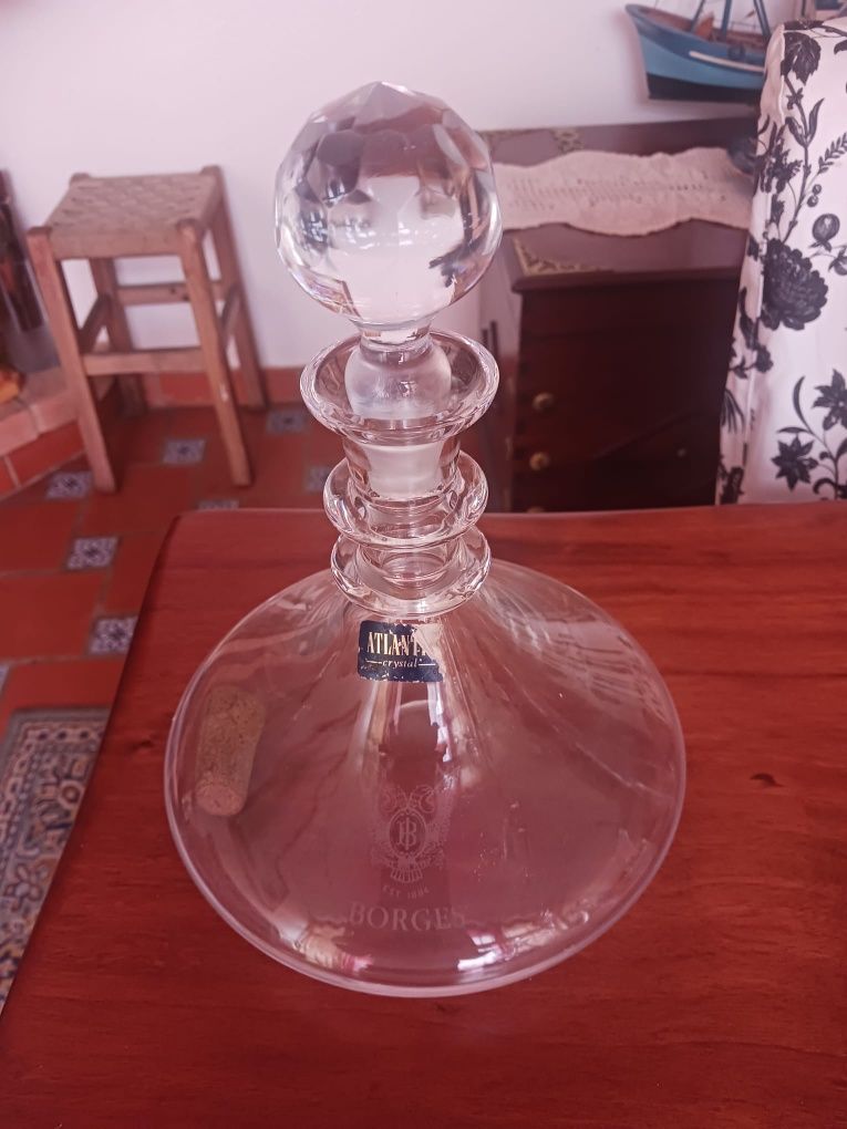Conjunto de  garrafas de cristal.