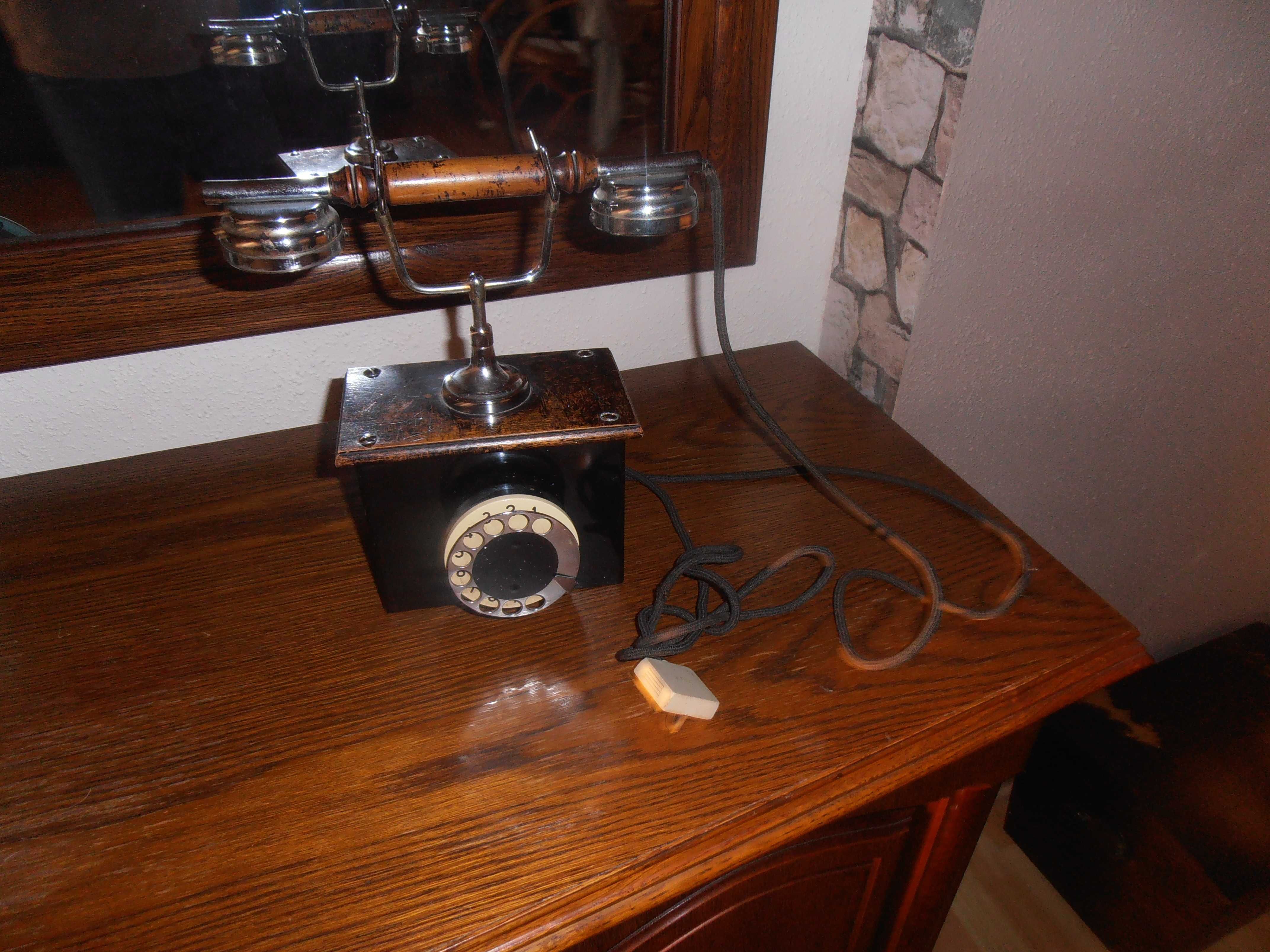 Stary zabytkowy telefon