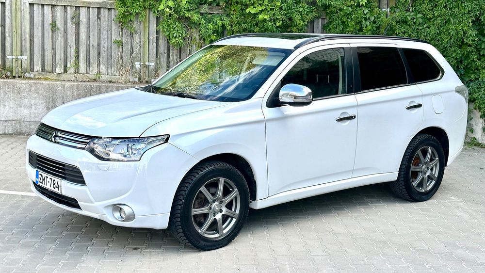 Mitsubishi Outlander 2,0 Plug-In HYBRID ,4x4, kamera , skóry , Navi itd