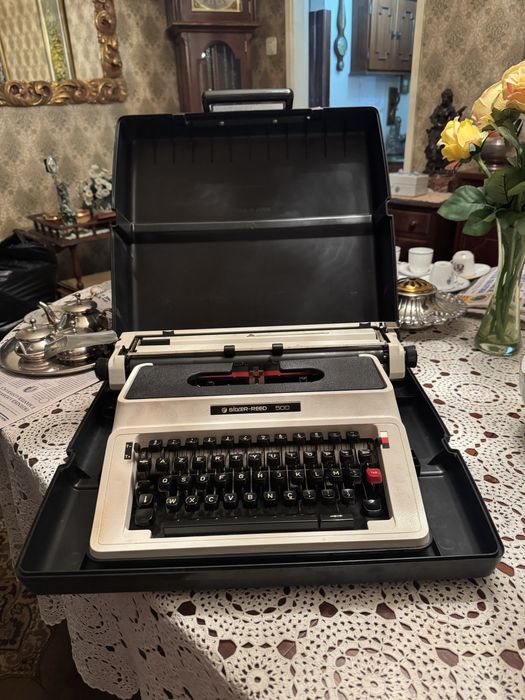 Máquina de escrever Silver-Reed 500