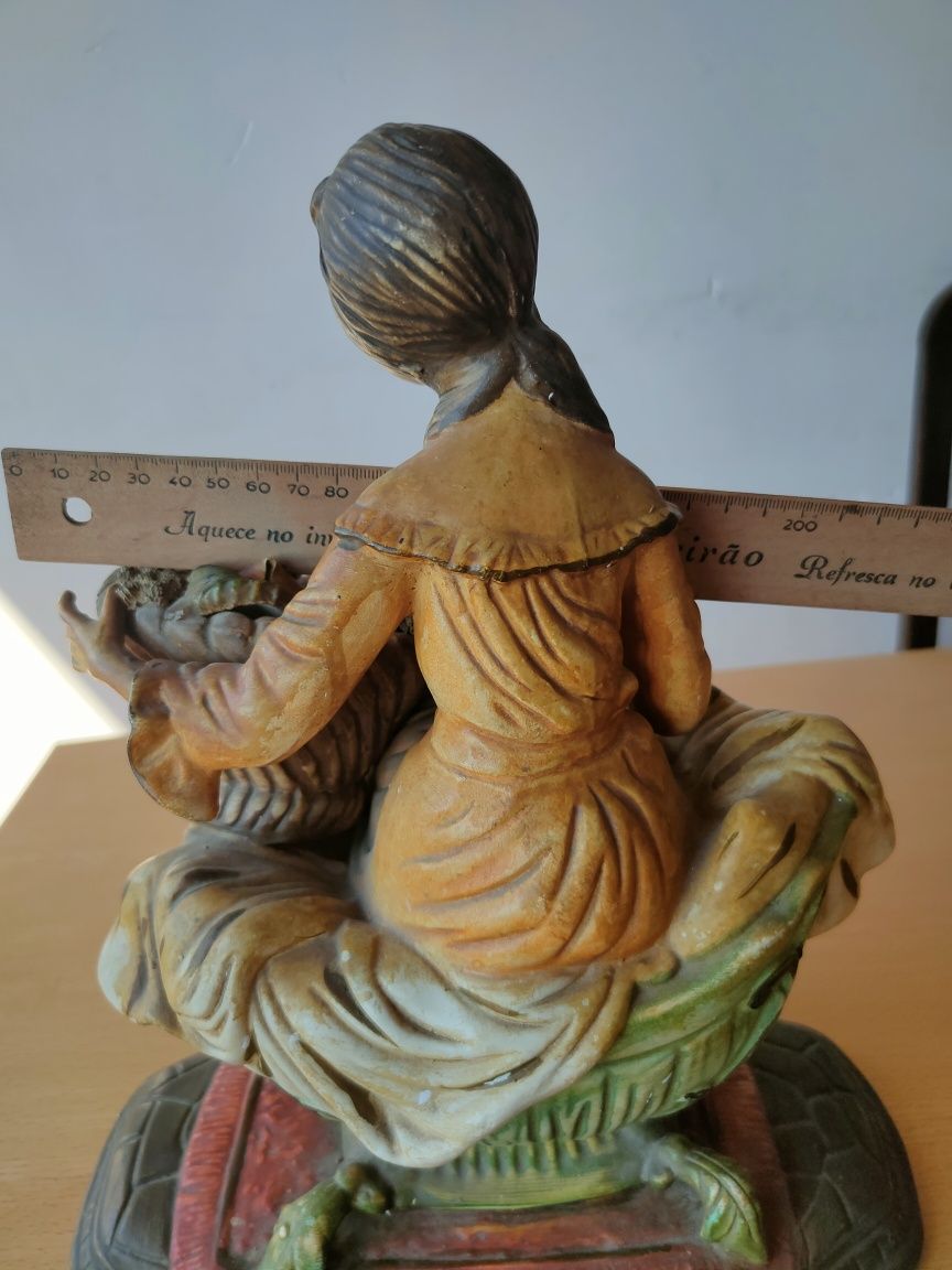 Vendedora de flores em cerâmica.