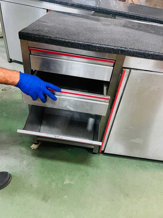 Bancada INOX com tampo em pedra natural