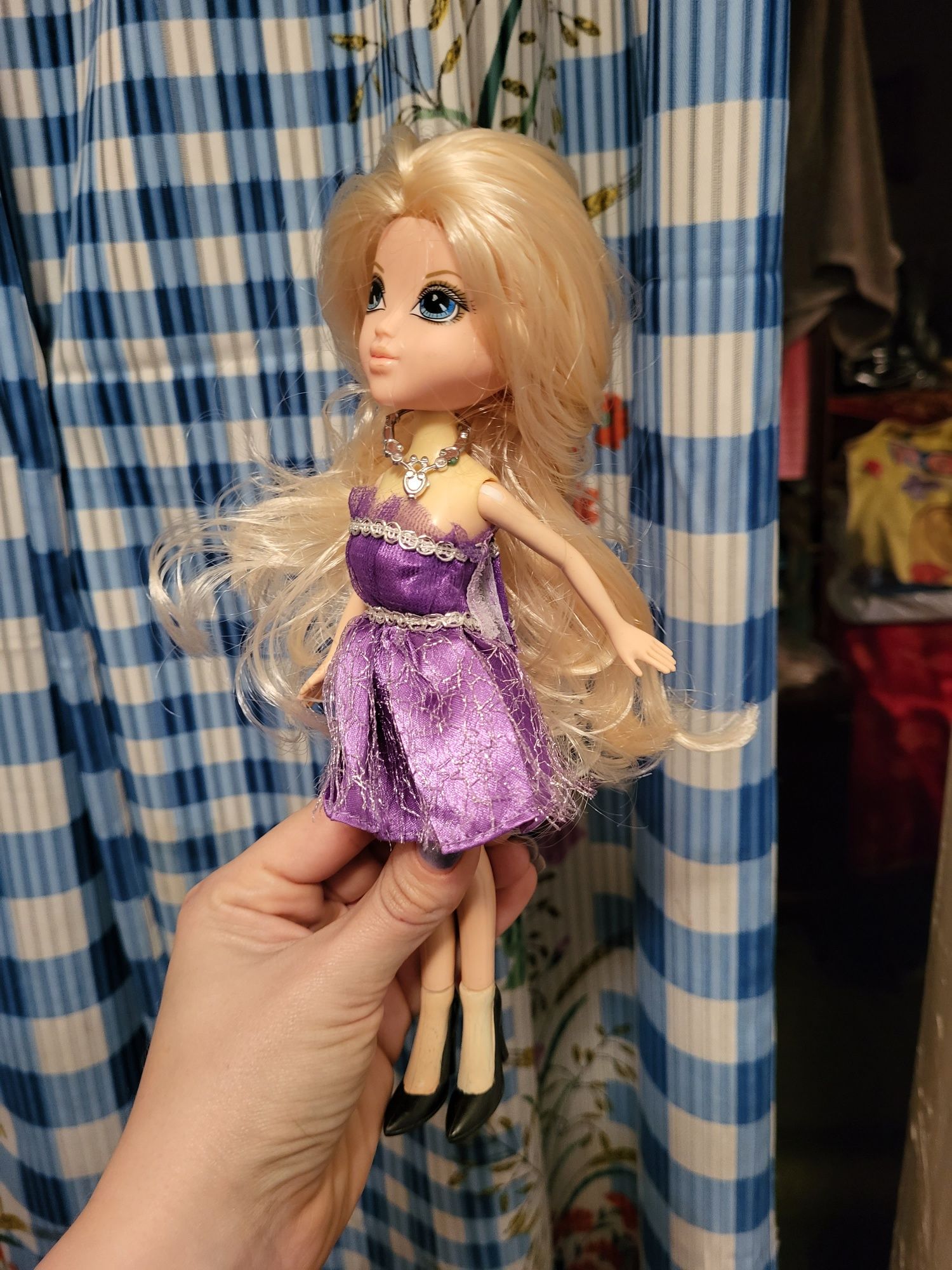 Продам красивую куклу блондинка с длинными волосами лялька