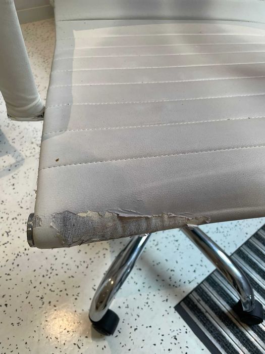 Oddam za darmo dwa krzesła biurowe – do renowacji