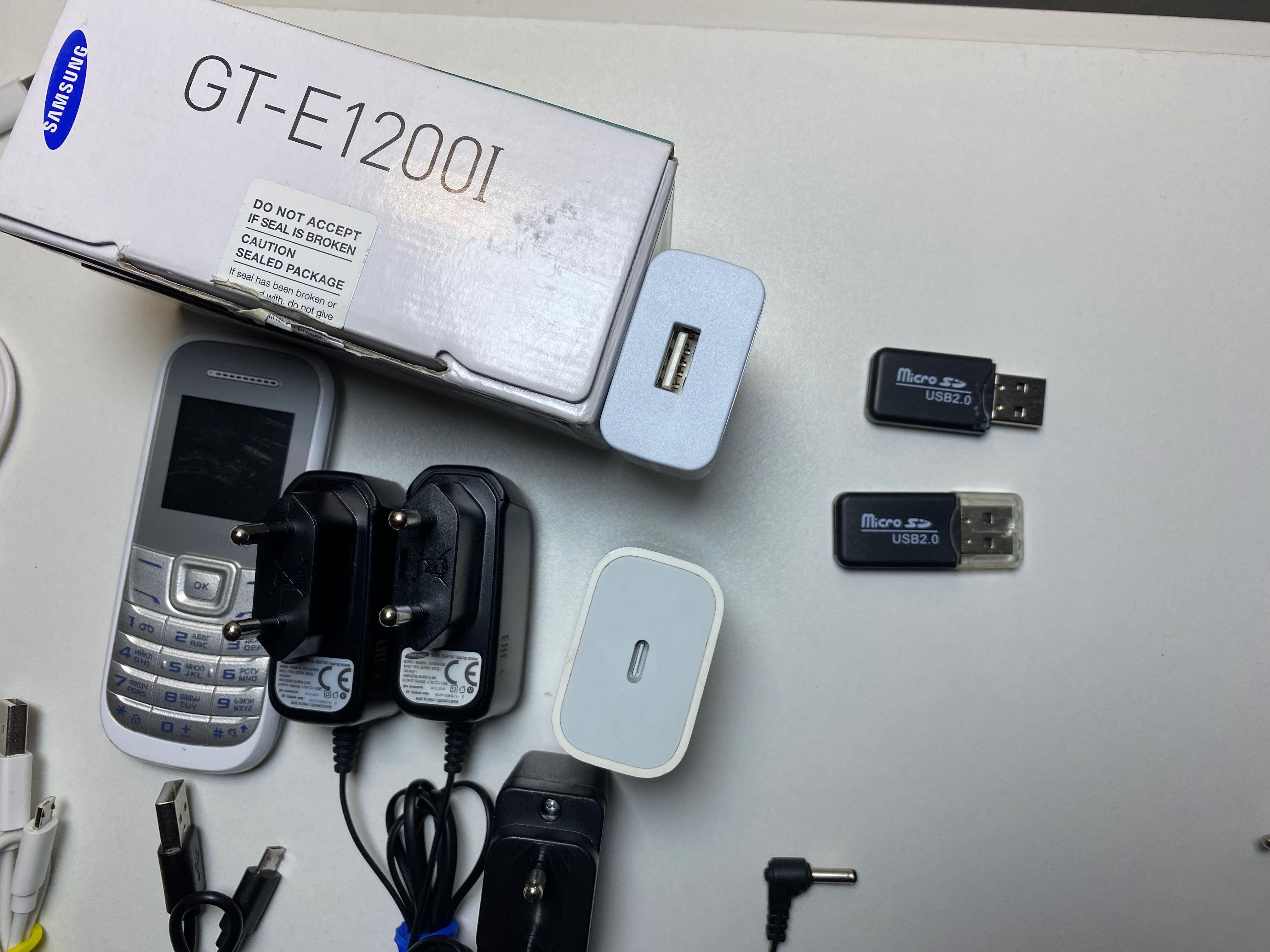 Лот електроніки та завіси, світильники, Apple блок, сумка Belkin, інше