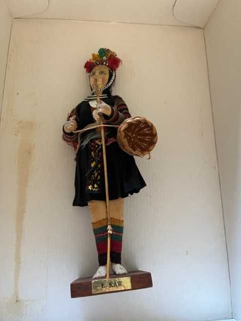 Bonecos com trajes vários paises