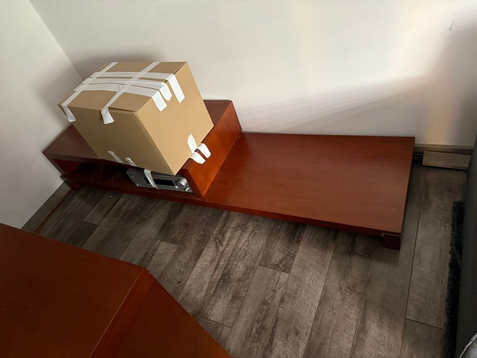 Zestaw mebli drewnianych