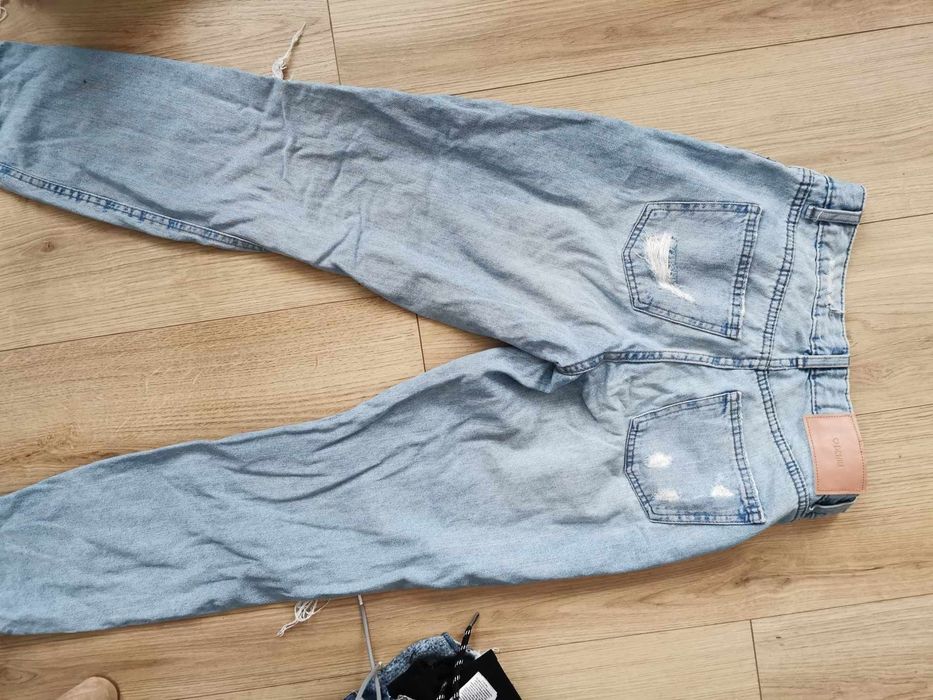 Luźne spodnie z dziurami