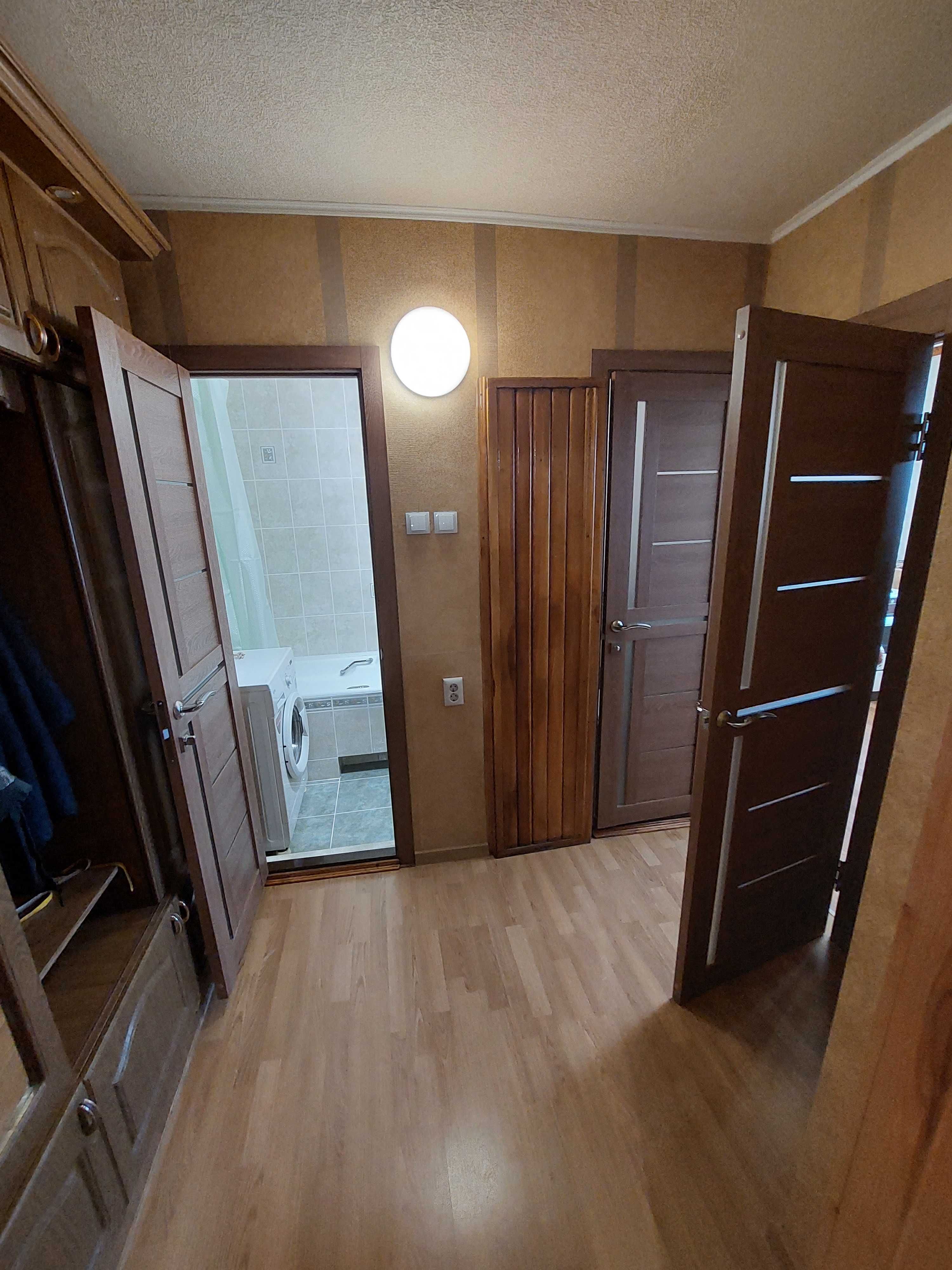 Подобово 2к квартира.  М. Харківська.  Ревуцького 19/1