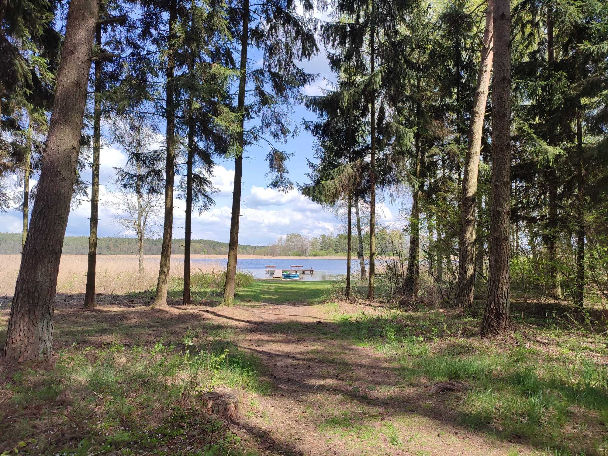 Domek  nad jeziorem  Mazury w Przerwankach przy lesie.