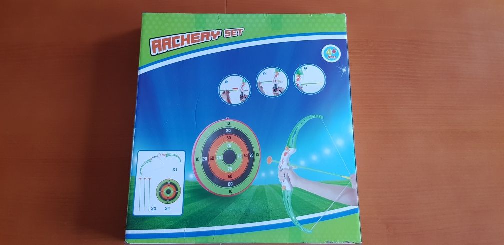 Łuk z tarczą i trzy strzałkami plus 4 lata