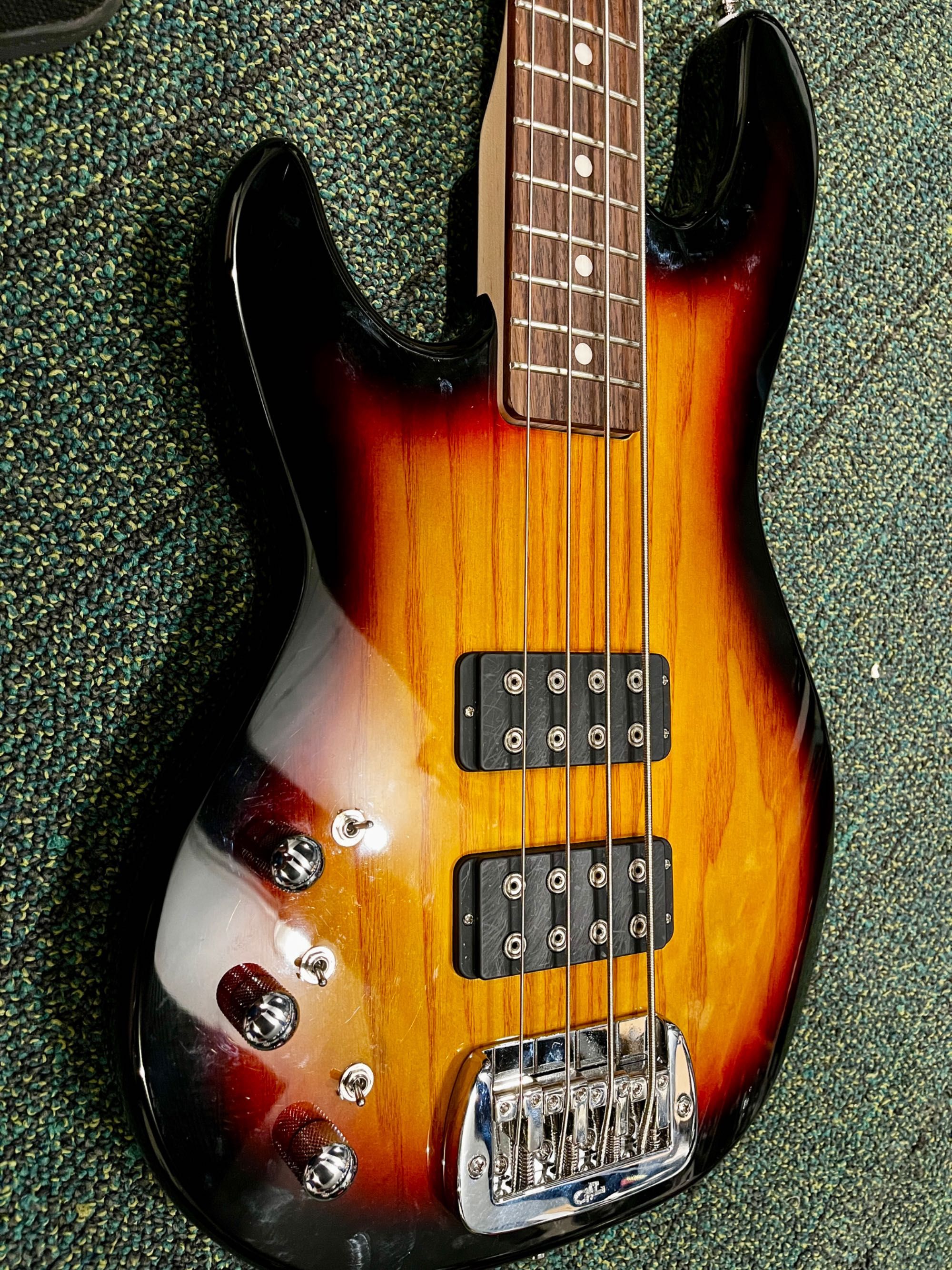 Leworęczna gitara basowa G&L Tribute L-2000