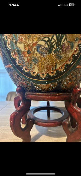 Caspon de porcelana com pianha de madeira