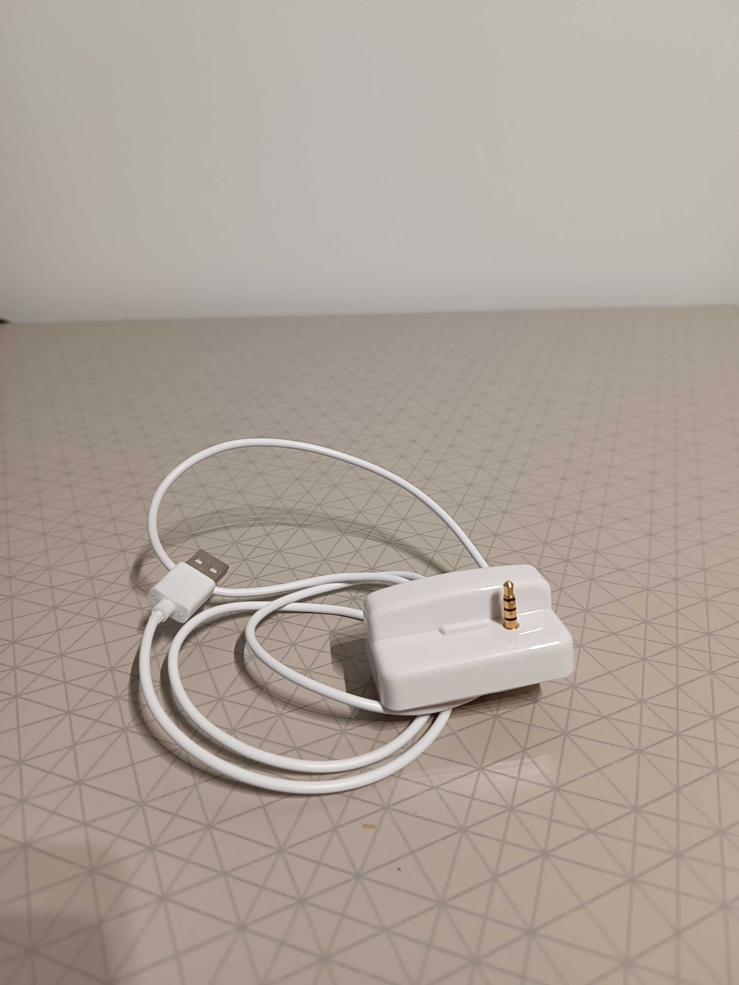 Biała stacja dokująca z ładowarką USB do iPoda