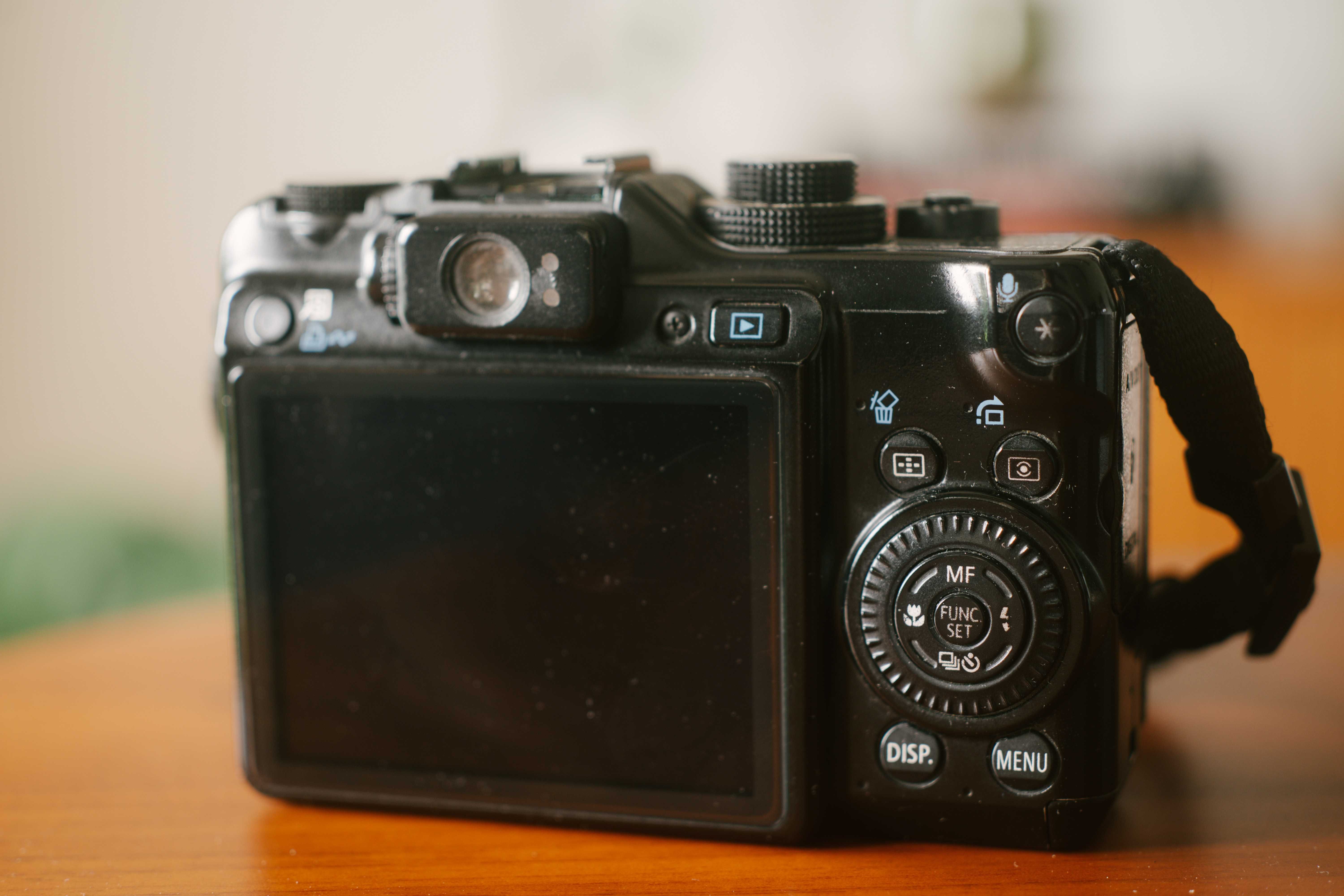 Canon Powershot G10 - sensor CCD