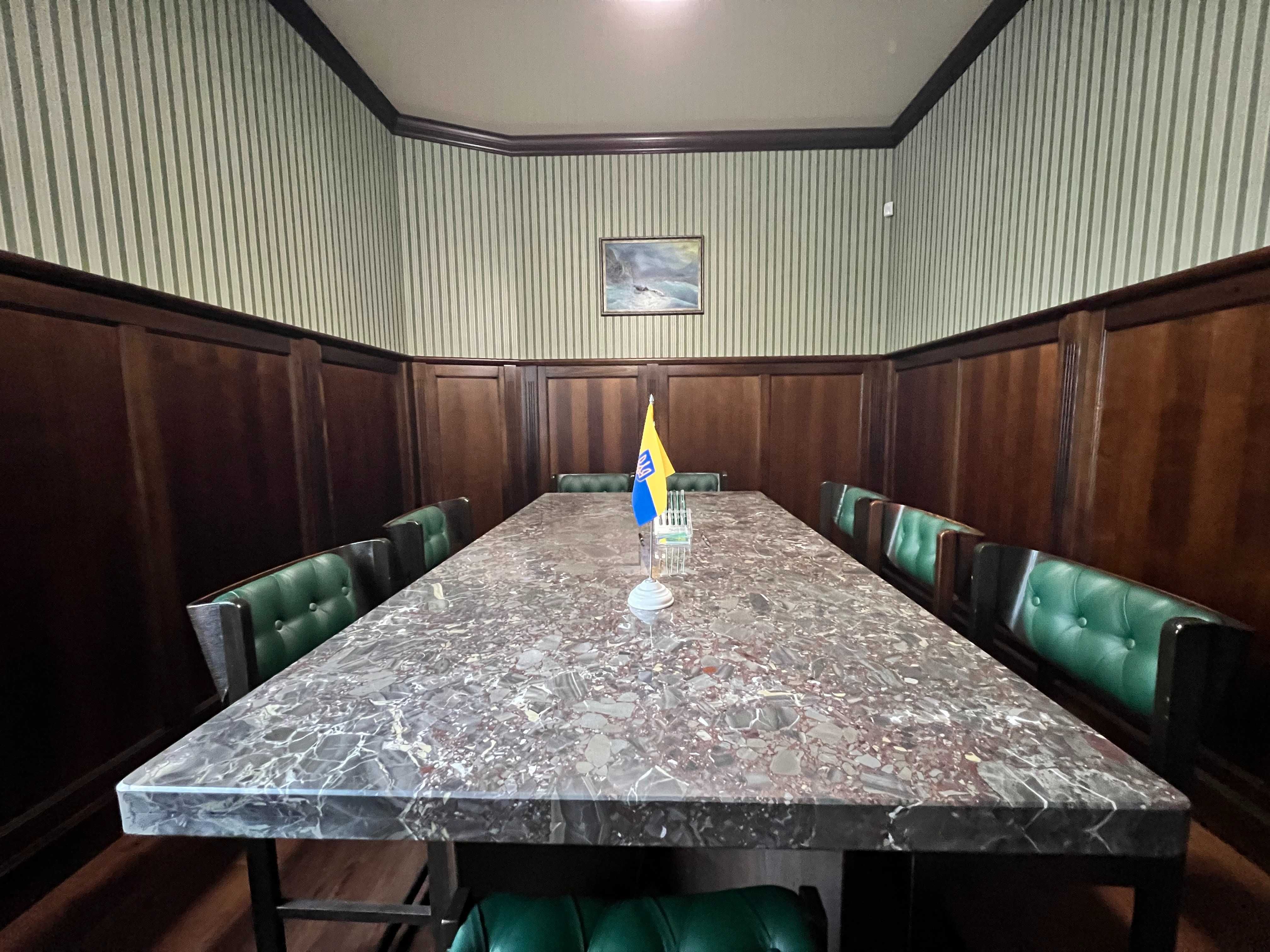 Продаж офісного приміщення, центр, фасад