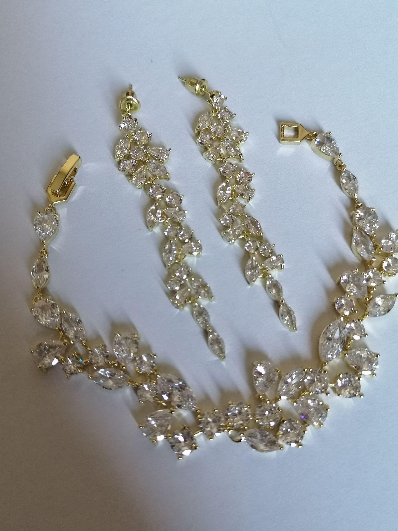 Piękny zestaw biżuterii ślubnej w kolorze złotym