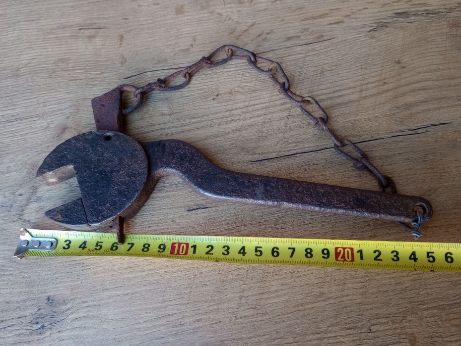 Zabytkowy klucz nastawny. Wyrób kowalski. Retro